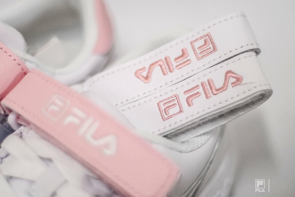 pinku_tai's tweet photo. FILA FX-VELTRAP เป็นอีกรุ่นที่น่าสอย ความพิเศษของนางอยู่ตรง แถบป้ายชื่อบนรองเท้า ใส่ความเก๋ลงไปโดยนางสามารถถอดเปลี่ยนได้ โอ๊ยยยเลิศศ! วันไหนเบื่อสีชมพูก็เปลี่ยนมาเป็นแถบขาวดั๊ยเล๊ยยย ถ้าไม่ผิดคู่ละ 59000w นะ #รีวิวเกาหลี https://t.co/JREbvh4hoh