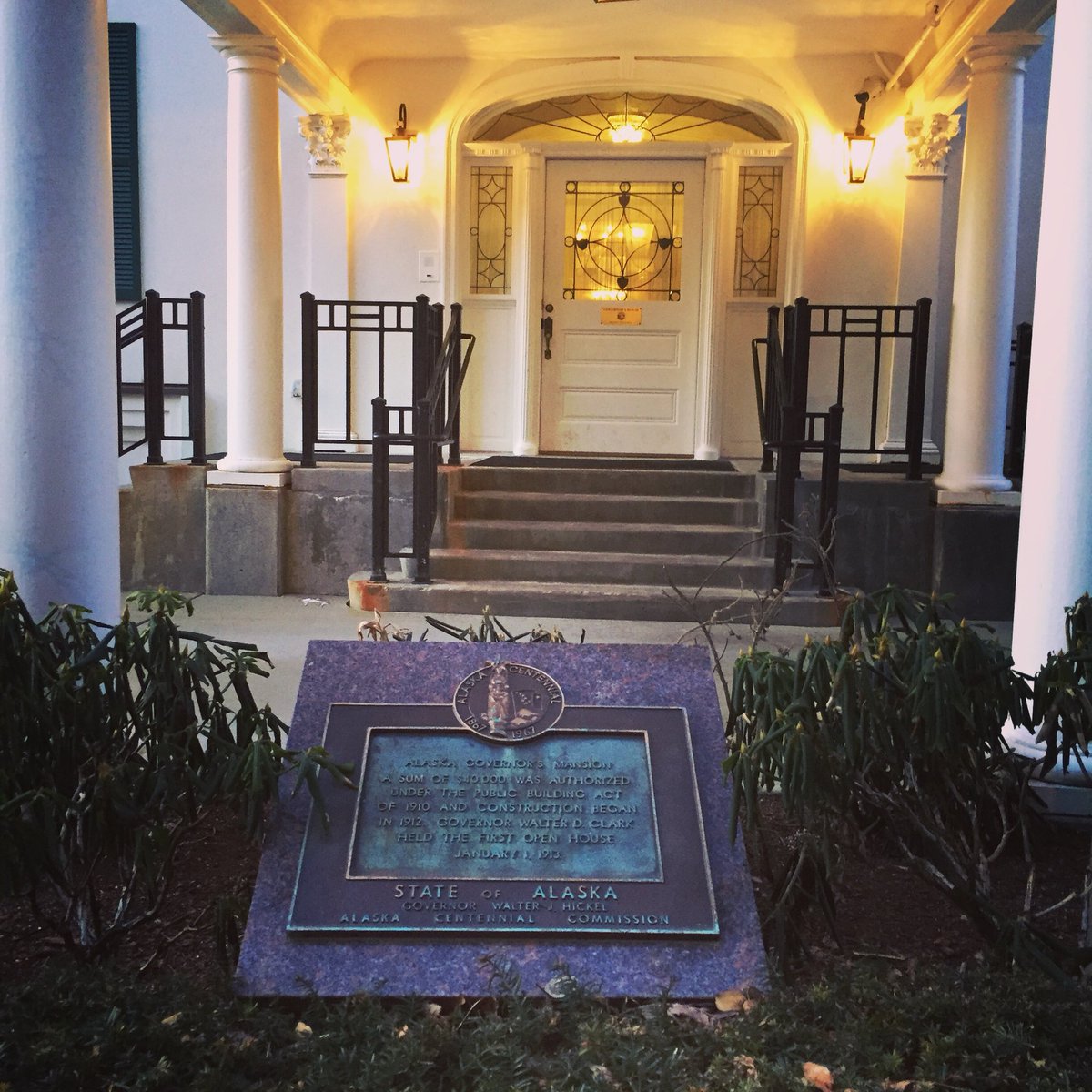 CupikJ's tweet photo. The new walking commute takes me past the governor’s mansion https://t.co/aCDGPmj1LP