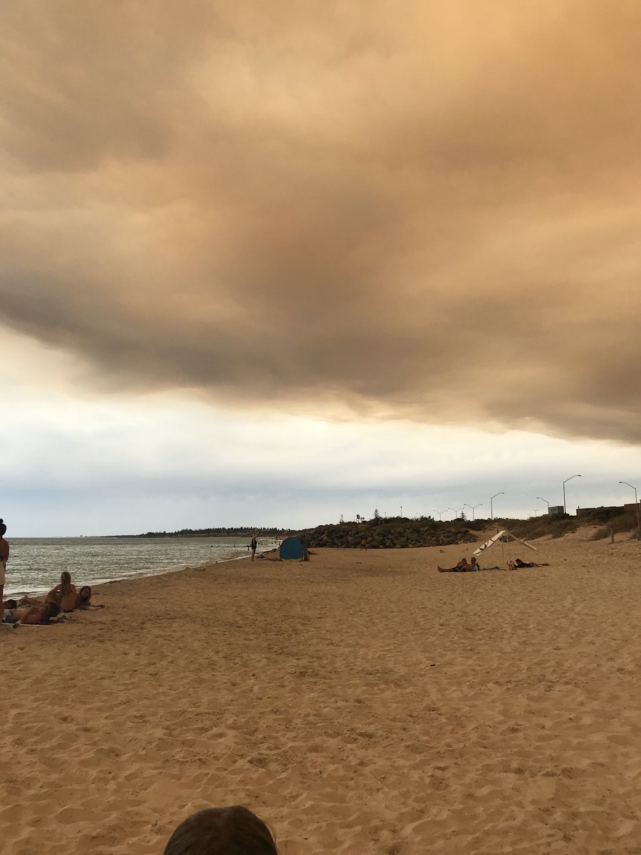 thisismel71's tweet photo. #WAWeather #smoke #Sandtracks #freo https://t.co/Bbogen9Wyx