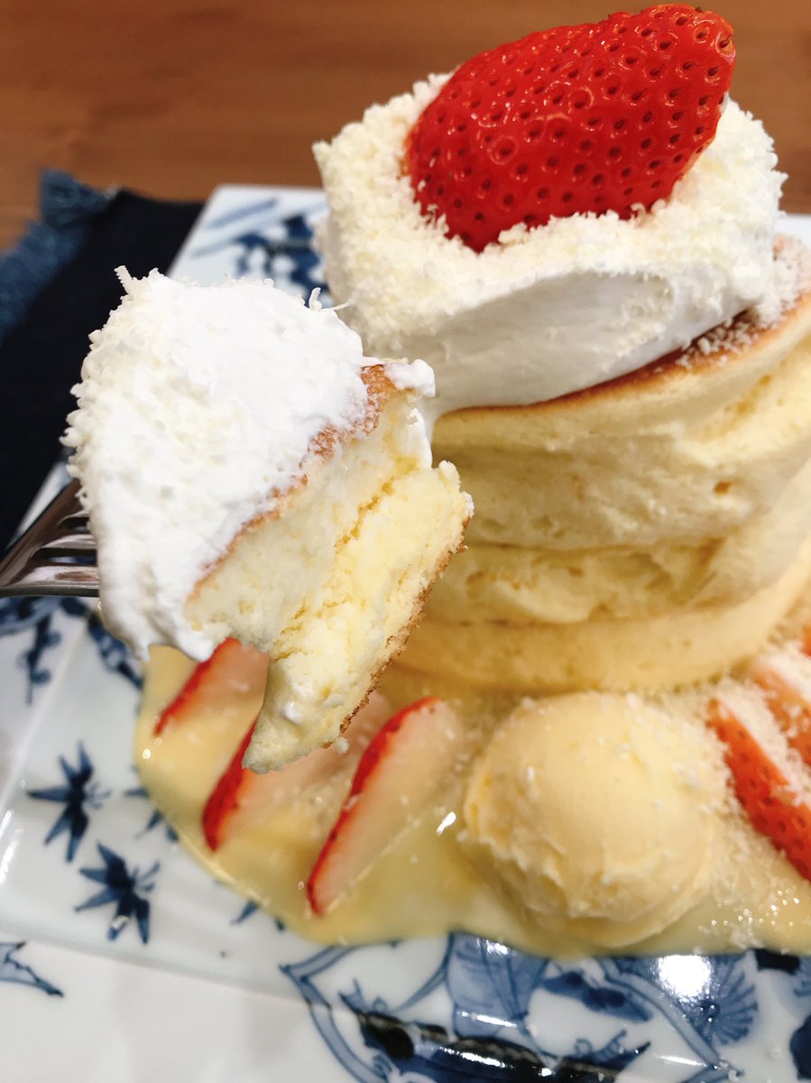 PANCAKE18__sw's tweet photo. 念願の紅鶴さん✨

食べてみると少し塩気のある生地はふわふわだけどしっかり存在感を感じるというか…米粉を使っているからかな

季節限定  苺とホワイトチョコレート
とちおとめがこれでもかってくらいのってます🍓生クリームも美味しかったしホワイトチョコもマッチ❁

美味しかったです*ˊᵕˋ* https://t.co/aHszeD5W3V