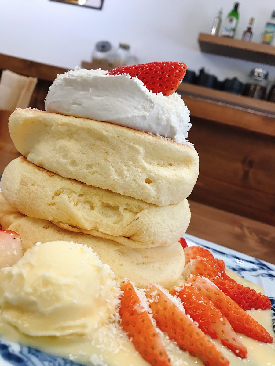 PANCAKE18__sw's tweet photo. 念願の紅鶴さん✨

食べてみると少し塩気のある生地はふわふわだけどしっかり存在感を感じるというか…米粉を使っているからかな

季節限定  苺とホワイトチョコレート
とちおとめがこれでもかってくらいのってます🍓生クリームも美味しかったしホワイトチョコもマッチ❁

美味しかったです*ˊᵕˋ* https://t.co/aHszeD5W3V