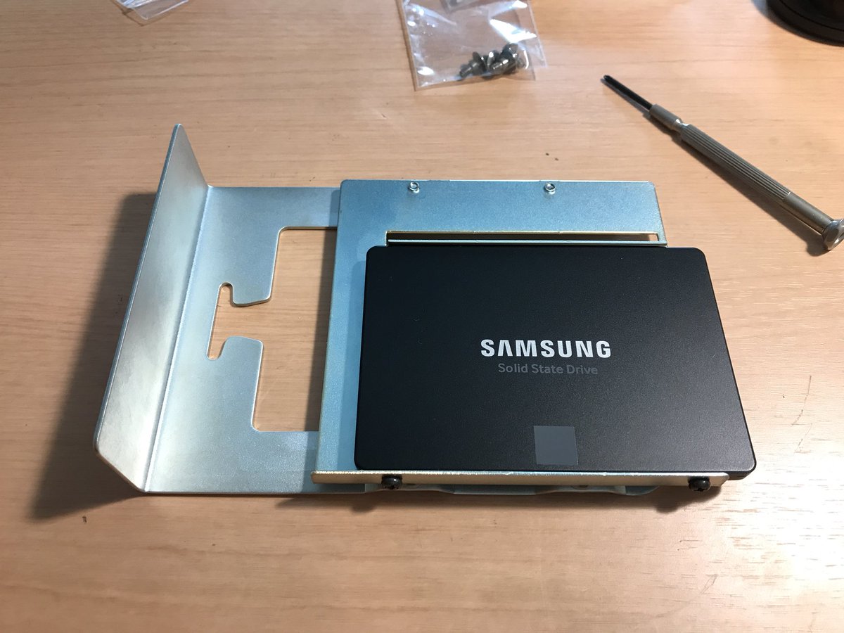 O213's tweet photo. Mac Proの起動ディスクをSSD化。秋葉館のマウンタにセットしたところ。 https://t.co/ChNVqcr4o2