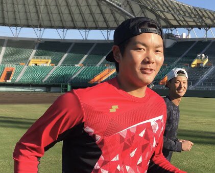 TokyoGiants's tweet photo. 沖縄で自主トレをしている #坂本勇人 #辻東倫 #吉川尚輝 の3選手がメディアに練習を公開しました！3人とも元気に充実の日々を過ごしています！詳細はまた後ほどツイートします！#ジャイアンツ #巨人 #giants https://t.co/skbC9HG7xY