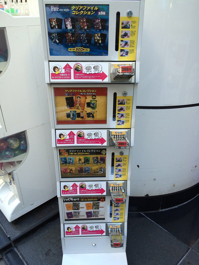 コトブキヤ秋葉原館 12 00 00 秋葉原館1f 店頭ガチャガチャコーナーにて クリアファイルガチャを設置致しました 現在のランナップは 劇場版fate Stay Night ワンピース 銀魂 ハイキュー となっております 商品は順次入れ替えとなり