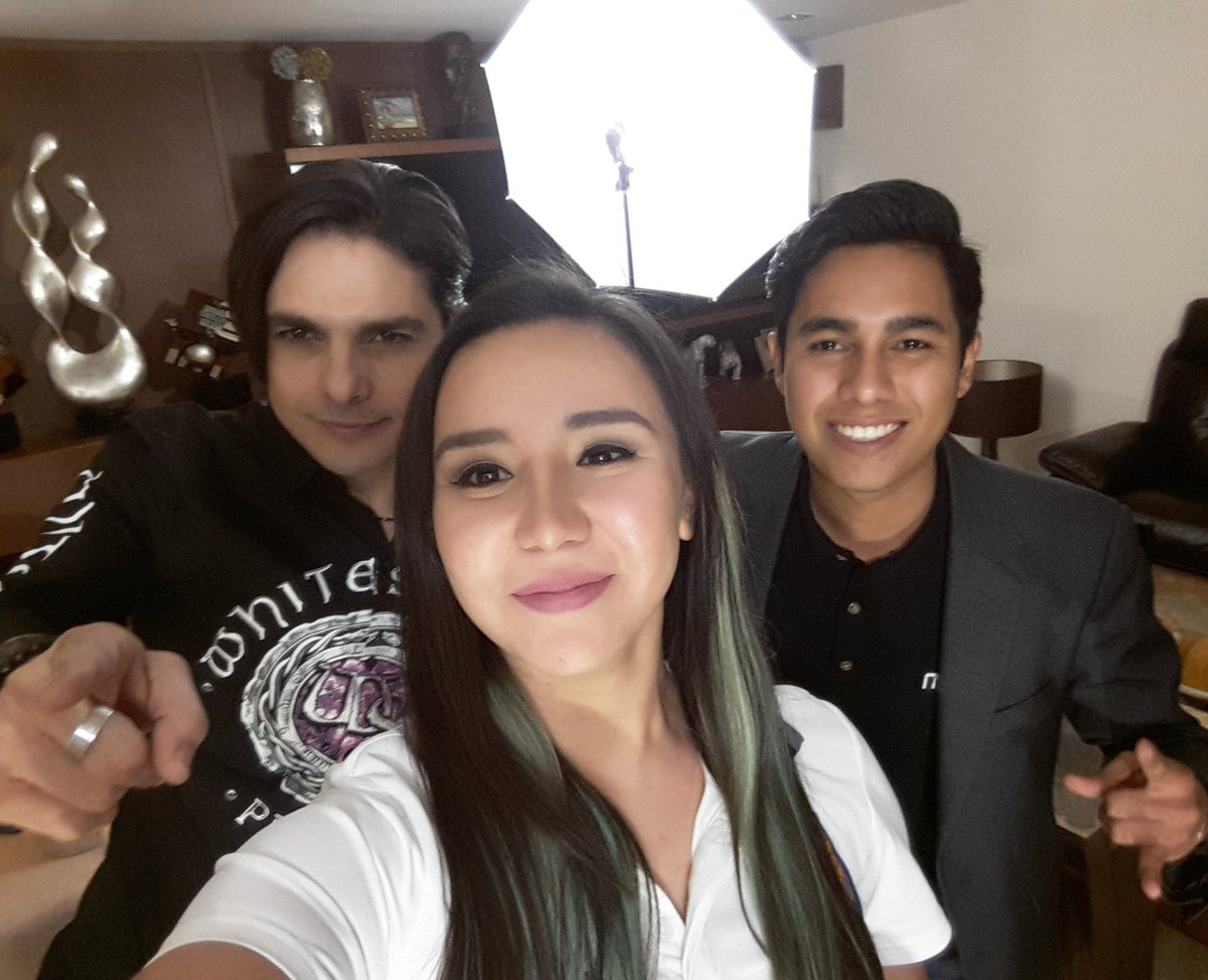 ivonnevargasnmx's tweet photo. Un gran programa el día de hoy en LoMásHot !! 

Con un gran invitado @Ferzeppelin !! 

#music #rockstar #rocklife #loverock https://t.co/7eQzG3JbFo