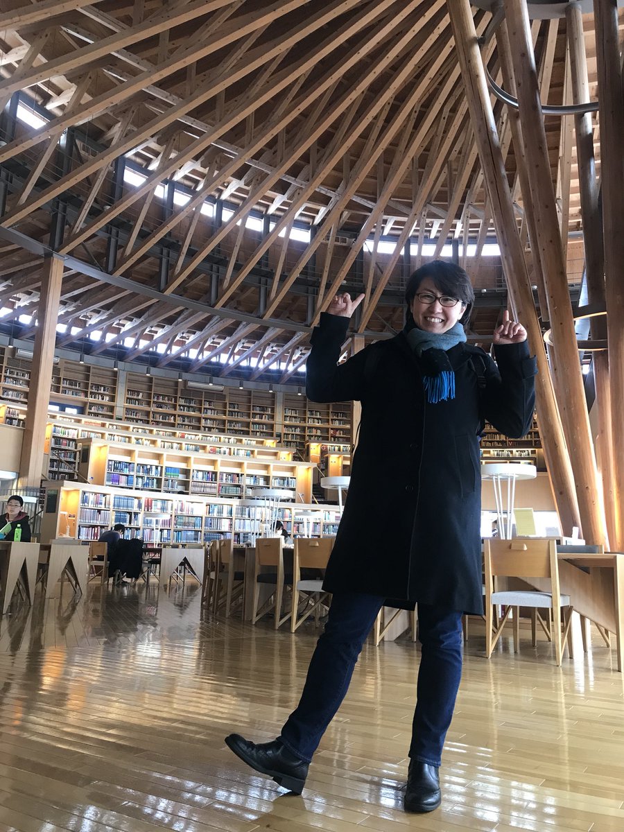 nijidiversity's tweet photo. 秋田の国際教養大学を見学してきました。DiversityClubという学生サークルの皆さんに案内して頂きました。ありがとうございました！図書館に #LGBT 書籍コーナーがあります。 @aiudiversity https://t.co/WpEJaIDDVZ