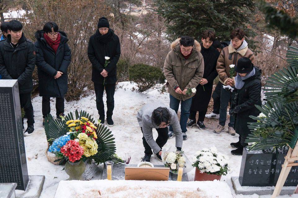 The 1987 team visited the grave of Martyr Park Jong Chul for his 31st death anniversary #jangjoonhwan #yeojingoo #kangdongwon #kimyoonseok #leeheejoon #장준환 #김윤석 #강동원 #여진구...