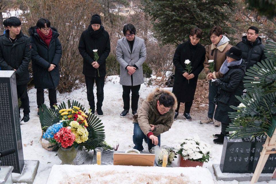 The 1987 team visited the grave of Martyr Park Jong Chul for his 31st death anniversary #jangjoonhwan #yeojingoo #kangdongwon #kimyoonseok #leeheejoon #장준환 #김윤석 #강동원 #여진구...