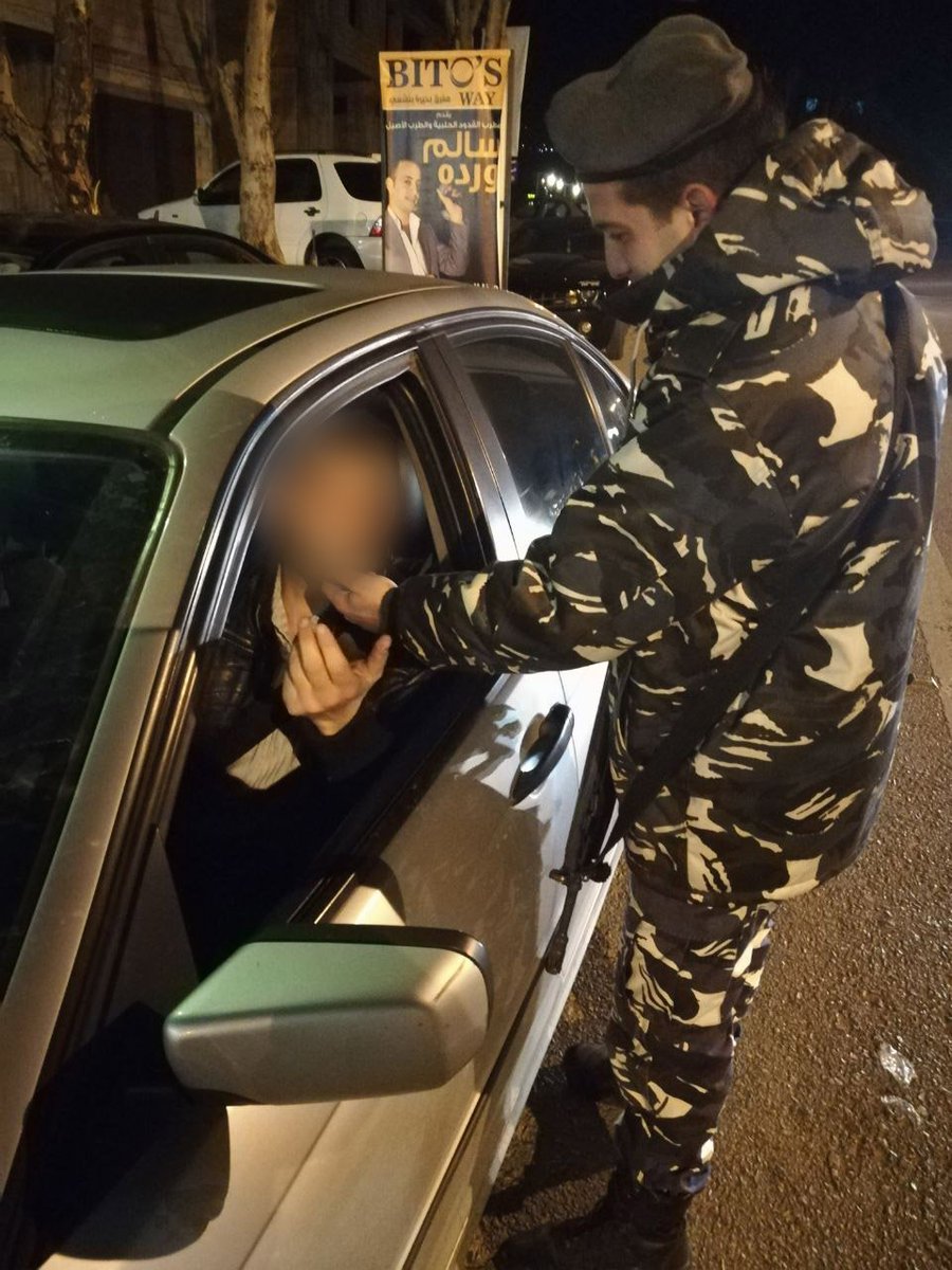 LebISF's tweet photo. متل كل يوم ...موجودين لنمنع خطر ممكن ينهي حياتكم! #ما_تشرب_وتسوق
اقامت مفرزة سير #زغرتا ليل أمس حواجز لقياس نسبة الكحول لدى السائقين
#قوى_الأمن #لبنان https://t.co/4Yczap4peL