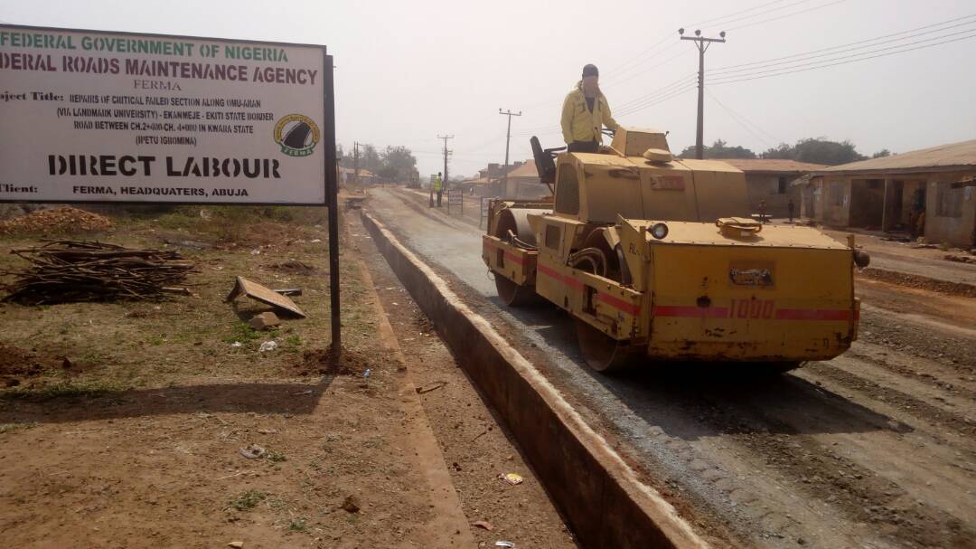 FedRoadsNGR's tweet image. #FERMA38ops wetting and compaction of stone base materials at Ipetu Igbomina- Ch.3+600(N08.10022°, E005.08345°) along Omuaran - Ekanmeje Road in #kwarastate @AsoRock @GMBSupport @NOA_Nigeria @tundefashola @nrafindadi @buharimeter @TrackaNG @NTANewsNow @nanonlineng