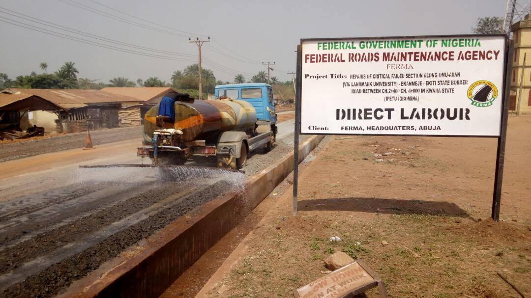 FedRoadsNGR's tweet image. #FERMA38ops wetting and compaction of stone base materials at Ipetu Igbomina- Ch.3+600(N08.10022°, E005.08345°) along Omuaran - Ekanmeje Road in #kwarastate @AsoRock @GMBSupport @NOA_Nigeria @tundefashola @nrafindadi @buharimeter @TrackaNG @NTANewsNow @nanonlineng