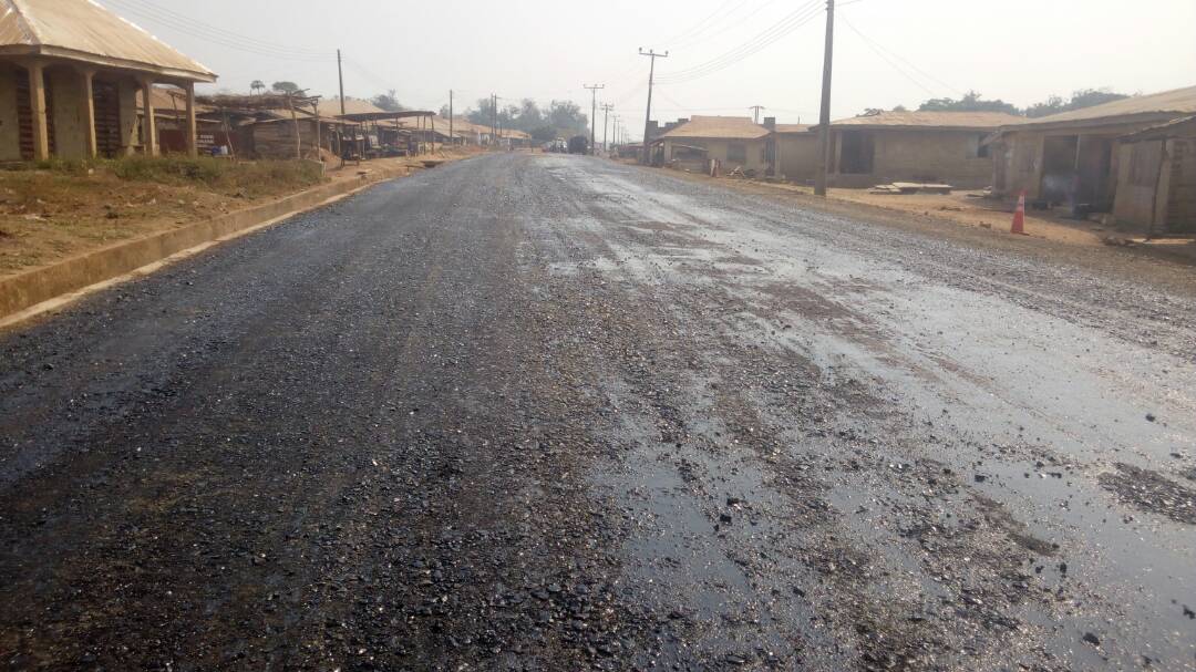 FedRoadsNGR's tweet image. #FERMA38ops wetting and compaction of stone base materials at Ipetu Igbomina- Ch.3+600(N08.10022°, E005.08345°) along Omuaran - Ekanmeje Road in #kwarastate @AsoRock @GMBSupport @NOA_Nigeria @tundefashola @nrafindadi @buharimeter @TrackaNG @NTANewsNow @nanonlineng