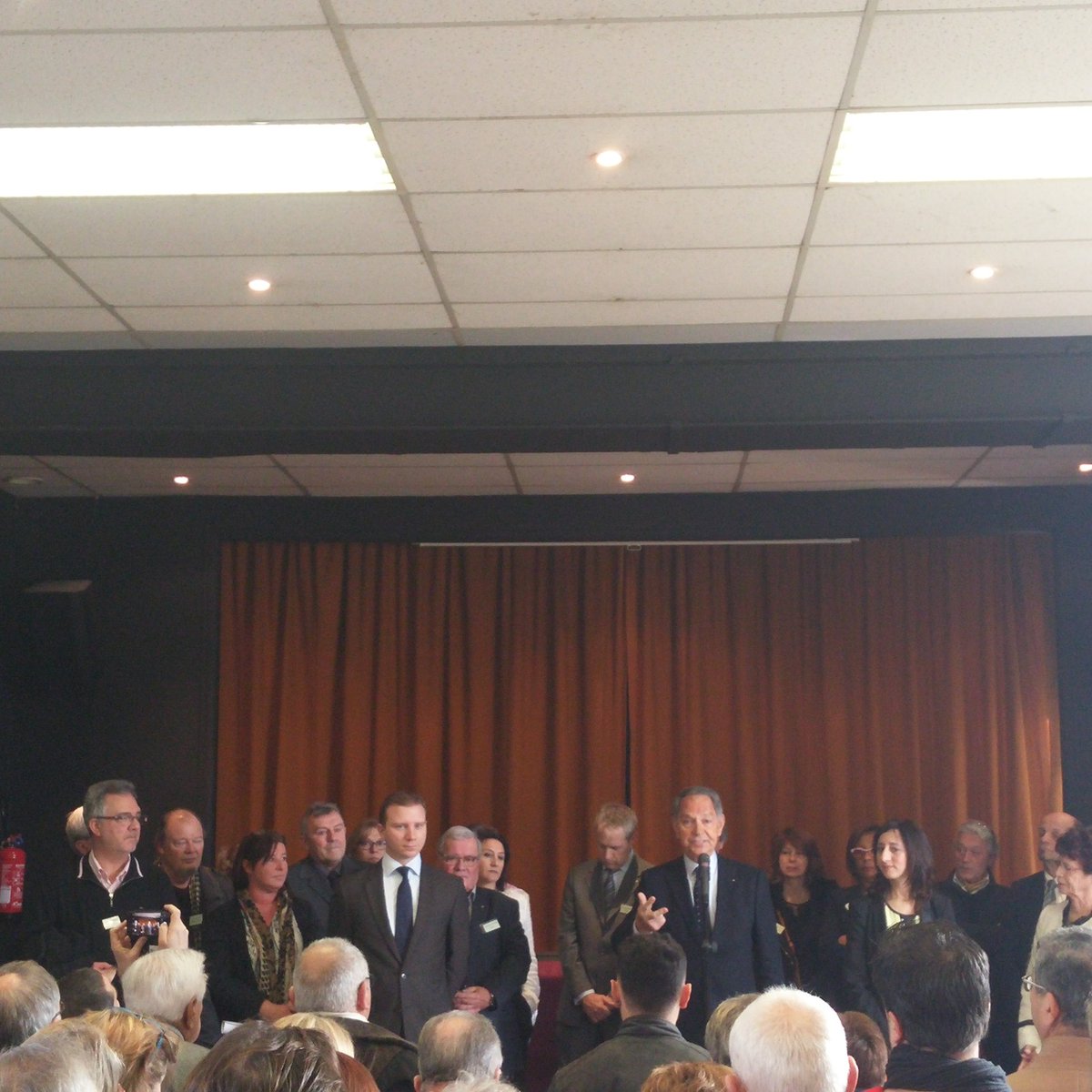 AlexVincendet's tweet photo. Après Sathonay Camp hier, aux côtés de mon ami Jean-Pierre #Calvel très en verve à #sathonayvillage pour ses voeux https://t.co/4Dq7R7lnV6