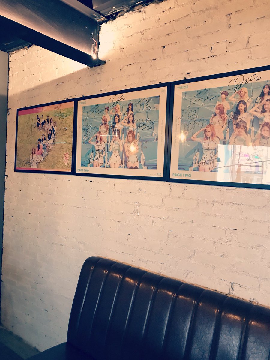twice_lovesp's tweet photo. ツウィのお母さんのカフェ 
首璽咖啡(ソー・シ・カ・フェー)❤

オシャレだし、TWICE愛に溢れてるし最高すぎ😌

行ってみたい人RT✨ https://t.co/JnWLkIfd9K