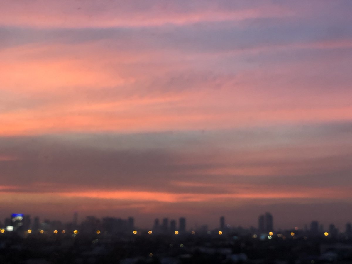busylazyclub's tweet photo. 18:23 หันออกไปมองที่หน้าต่าง ถอนหายใจเฮือกเลย คุณนี่มีเรื่องให้ประหลาดใจตลอดเลยนะ คุณท้องฟ้า https://t.co/LuhQjLCWJR