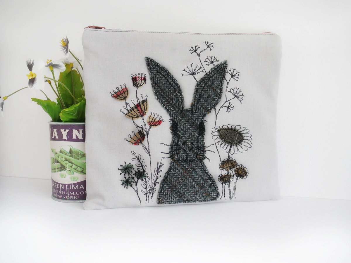 LillyBlossom's tweet photo. Hare anyone? https://t.co/URxY96pOpl? #Hare #zipperwallet #handmade #crafturday #tweed #inspiredbynature #makeupbag #etsyshop #handcrafted https://t.co/vkMtiFKp6f