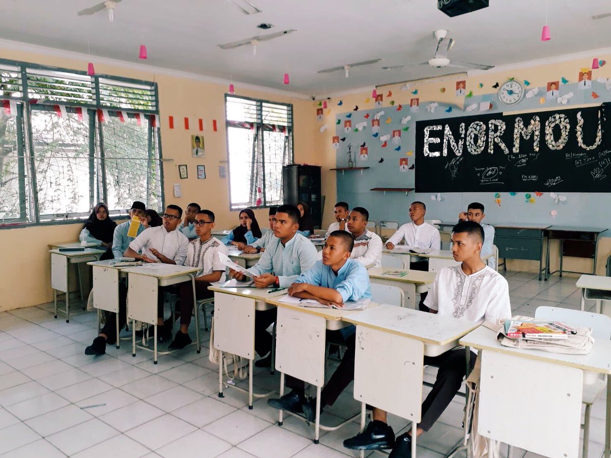 DUIUJ16's tweet photo. [PASUKAN BER-JAKUN MENUJU SMA TITIAN TERAS JAMBI!]

Halo, para pejuang Jaket Kuning!
Jumat lalu adalah hari ketujuh rangkaian kegiatan Goes to School (GTS) DUIUJ XIV dilaksanakan, yay!🙌🏻

Nah, ini adalah potret keseruan GTS di SMA TITIAN TERAS Jambi, yuk disimak! https://t.co/2uF6wzNpUa