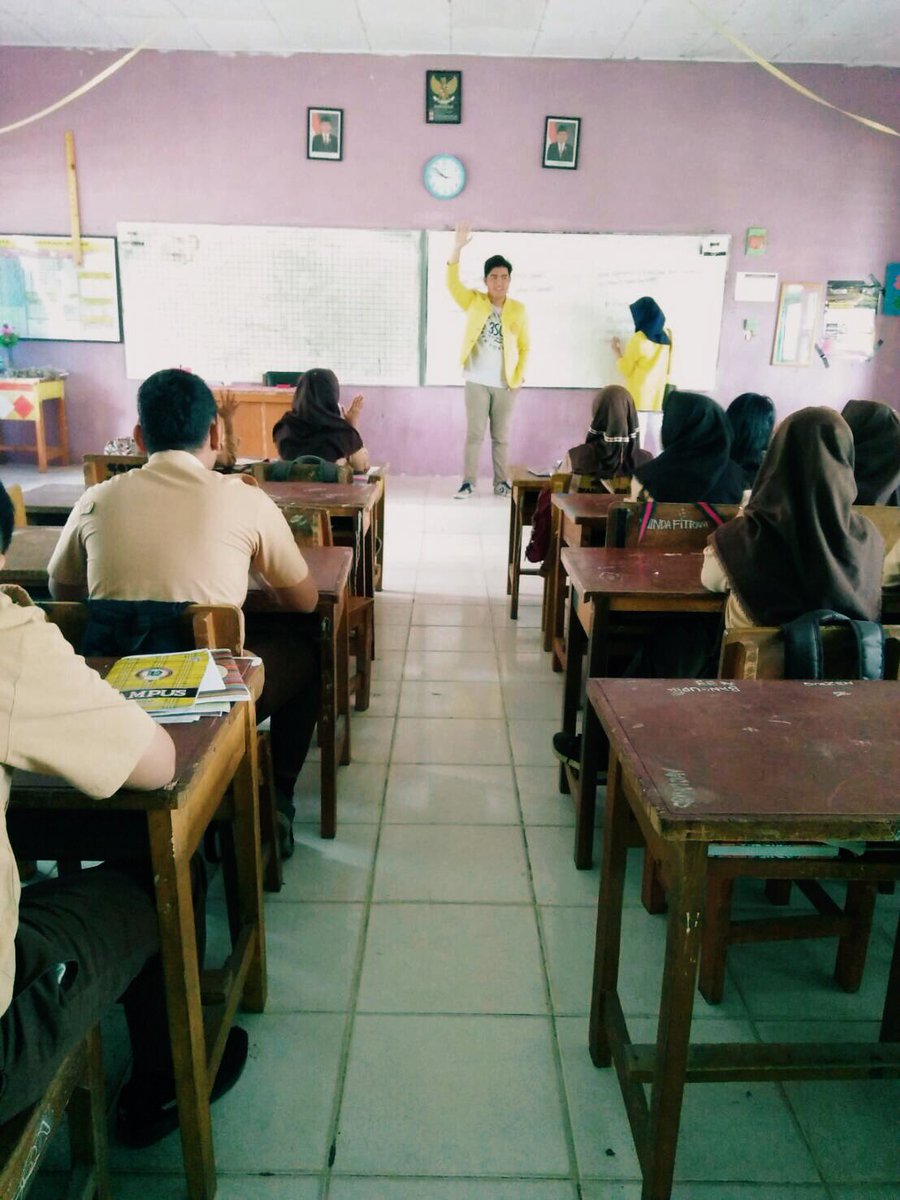 DUIUJ16's tweet photo. [PASUKAN BER-JAKUN MENUJU SMAN 10 KOTA JAMBI!]

Halo, para pejuang Jaket Kuning!
Sabtu lalu adalah hari kedelapan rangkaian kegiatan Goes to School (GTS) DUIUJ XIV dilaksanakan, yay!🙌🏻

Nah, ini adalah potret keseruan GTS di SMAN 10 Kota Jambi, yuk disimak! https://t.co/I9KsPq6JHO