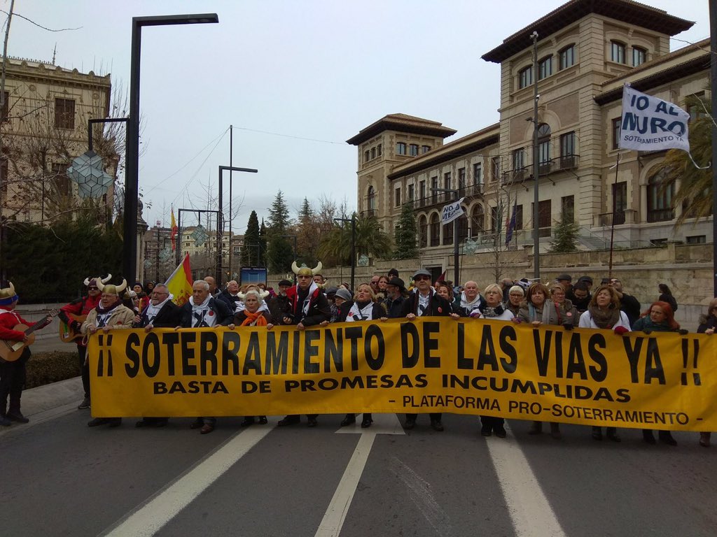 SoterramientoMu's tweet photo. En Granada con sus vecinos #GR1000diassintren #MurciaconGranada . https://t.co/CnY9gcbYaS