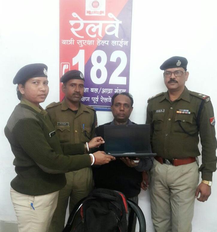 rpfbokaro's tweet photo. Good work by @rpfbokaro. 
On 14.01.18 one passenger       of T/no 12365 Jan Shatabdi Exp got down at Gomo and left behind one bag containing Laptop and other items valued Rs 32,000 in D4/71 seat. On receipt of info #rpfbokaro founded bag at #bscity &amp; h/over after all formalities. https://t.co/G7g7WS6LTg