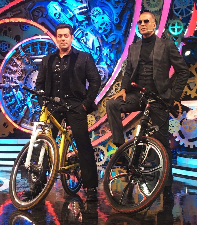 Salman Khan with Akshay Kumar on Bigg Boss SET!

#BB11 #BiggBoss11 #BB11Finale
