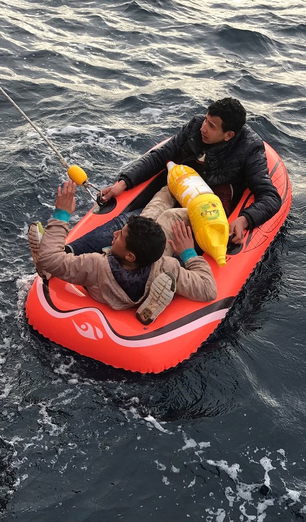 Una lancha de juguete y dos botellas vacías como salvavidas son instrumentos para cruzar el Estrecho. El control migratorio nunca estará por encima del #DerechoALaVida #valientes 
Foto: <a href="/salvamentogob/">SALVAMENTO MARÍTIMO</a>