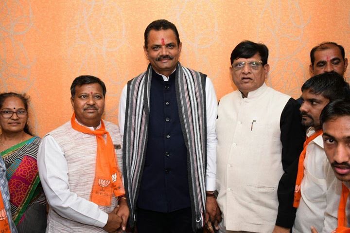 jitu_vaghani's tweet image. ઉત્તરાયણન-પતંગોત્સવ સામાજીક સમરસતા-એકતાનું સમાજપર્વ બન્યું છે. બાપુનગર ભાજપા કાર્યકર્તાશ્રી રાહુલ અેમ વારદોરીયા સહ મકરસંક્રાંતિનાં પાવનકારી પર્વની ઉજવણી કરી. આ ઉતરાયણ પર્વ પતંગ ઉડાન સાથે પર્યાવરણ રક્ષાનો પ્રાકૃતિક સ્ત્રોતથી શક્તિ મેળવી જનજીવનને સ્વસ્થ રાખવાનો પણ અનેરો ઉત્સવ છે.