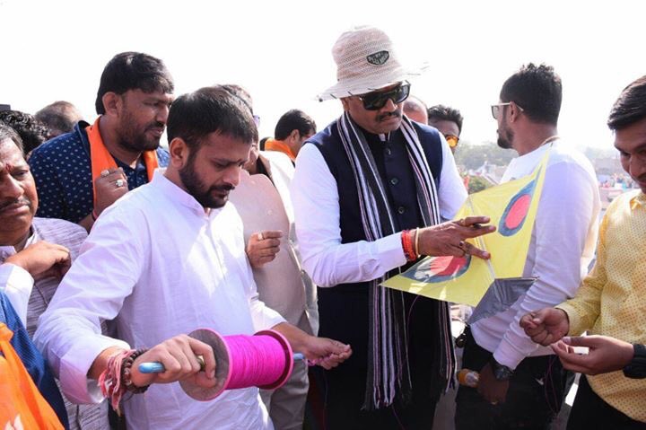 jitu_vaghani's tweet image. ઉત્તરાયણન-પતંગોત્સવ સામાજીક સમરસતા-એકતાનું સમાજપર્વ બન્યું છે. બાપુનગર ભાજપા કાર્યકર્તાશ્રી રાહુલ અેમ વારદોરીયા સહ મકરસંક્રાંતિનાં પાવનકારી પર્વની ઉજવણી કરી. આ ઉતરાયણ પર્વ પતંગ ઉડાન સાથે પર્યાવરણ રક્ષાનો પ્રાકૃતિક સ્ત્રોતથી શક્તિ મેળવી જનજીવનને સ્વસ્થ રાખવાનો પણ અનેરો ઉત્સવ છે.