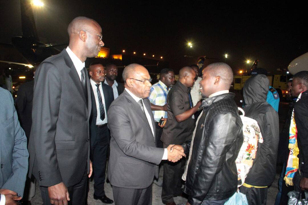 DiplomatieRdc's tweet photo. Accueil par délégation ministérielle conduite VPM des premiers congolais rapatriés par le Gouvernement de #Libye suite au trafic de migrants. Le Gouvernement prend en charge leur réinsertion sociale. #Congo https://t.co/9e7fXTRWuc