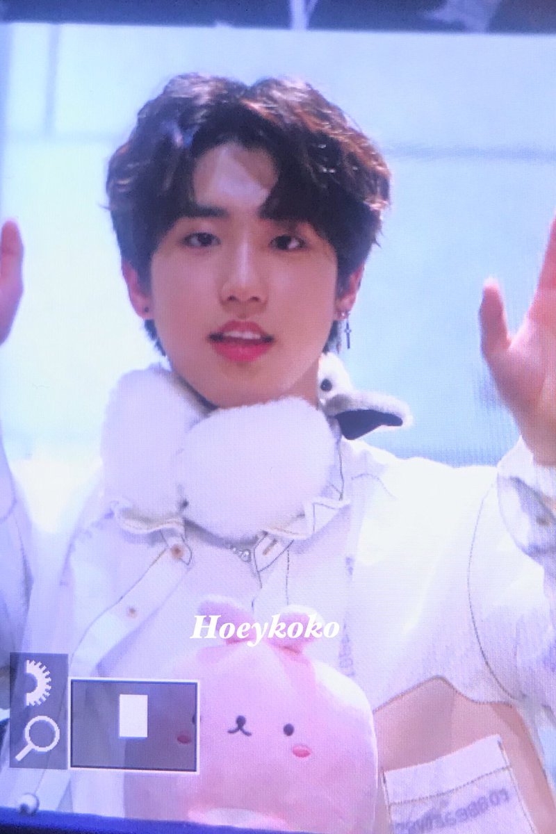 Hoeykoko's tweet photo. 180114 토끼🐰🐰🐰
#스트레이키즈 #StrayKids #한지성 https://t.co/2Ef24gMTH6