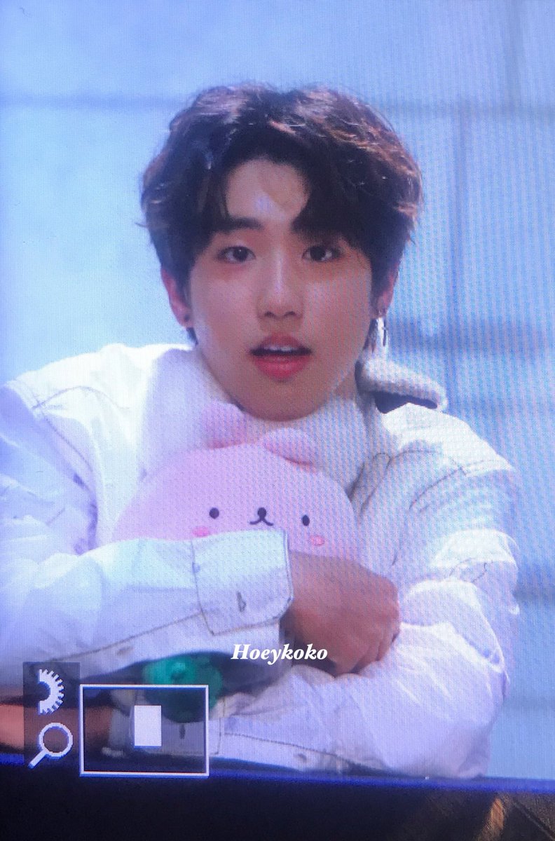 Hoeykoko's tweet photo. 180114 토끼🐰🐰🐰
#스트레이키즈 #StrayKids #한지성 https://t.co/2Ef24gMTH6