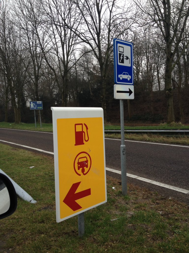 My_Leaf's tweet photo. Stel dat je kiest voor het grootste bord ( linksaf #shell ) dan is er geen (officiele) manier meer om bij @Fastned te komen , daar is duidelijk over nagedacht lijkt het wel. #deandel #A12 https://t.co/6iXpQjky3e
