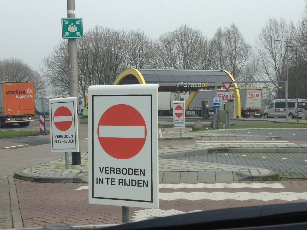 My_Leaf's tweet photo. Stel dat je kiest voor het grootste bord ( linksaf #shell ) dan is er geen (officiele) manier meer om bij @Fastned te komen , daar is duidelijk over nagedacht lijkt het wel. #deandel #A12 https://t.co/6iXpQjky3e