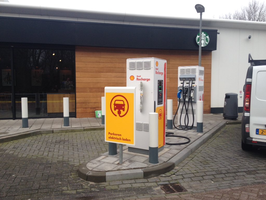 My_Leaf's tweet photo. Stel dat je kiest voor het grootste bord ( linksaf #shell ) dan is er geen (officiele) manier meer om bij @Fastned te komen , daar is duidelijk over nagedacht lijkt het wel. #deandel #A12 https://t.co/6iXpQjky3e