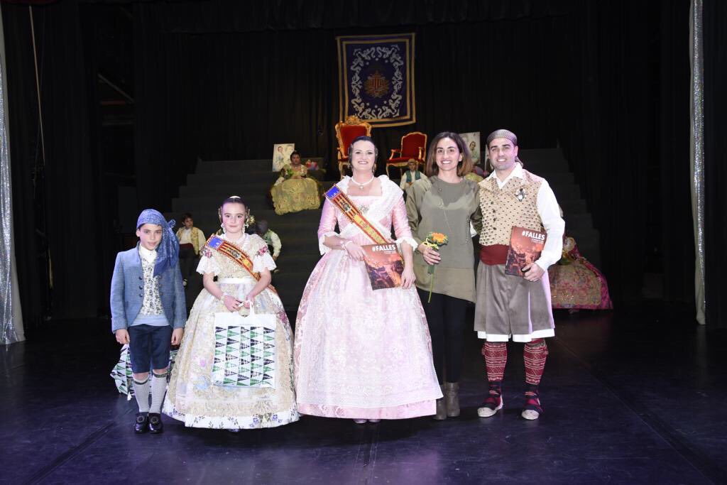 annadolors1's tweet photo. Divendres vaig assistir a la Presentació de la #FallaelSaler, formant part d'una nit molt especial. Volia donar les gràcies a @perefuset per la seua inestimable col.laboració 🎁👍 https://t.co/SWczQdKXhm
