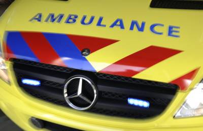 Dronken man mishandelt ambulancepersoneel in Oldebroek: Een dronken man is zaterdagavond opgepakt in Oldebroek omdat hij ambulancepersoneel heeft mishandeld. De ambulance was opgeroepen om de man te helpen omdat hij onwel was geworden. dlvr.it/QB8GtB