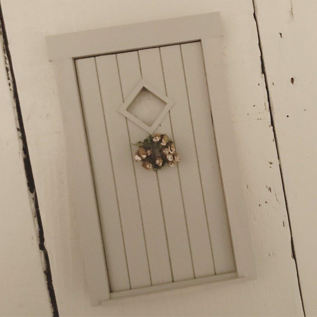 PaintedOlive's tweet photo. Dolls house door 💕 #dollshouse #miniatures #wreath #farrowandball https://t.co/oDh9807ahy