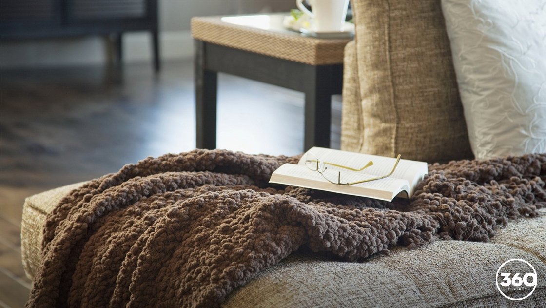 Koltuklarınızın üzerine yerleştireceğiniz şal veya battaniyelerle evinizin sıcaklığına sıcaklık katabilirsiniz.