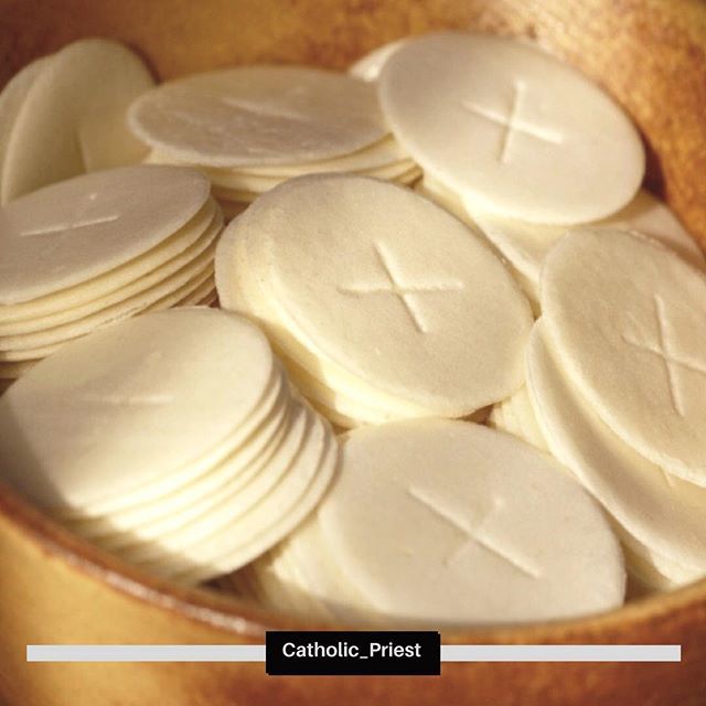 Catholic_Priest's tweet photo. “Happy is the soul that knows how to find Jesus in the Eucharist, and the Eucharist in all things!” - #SaintPeterJulianEymard
.
📸 Holy Communion/© Magdalena Kucova/Shutterstock #SacredArtandImages
.
.
#justprayalways—#prayconstantly
#MercyandPeace #C… https://t.co/99tmempEQD https://t.co/HPhVUBPbcX