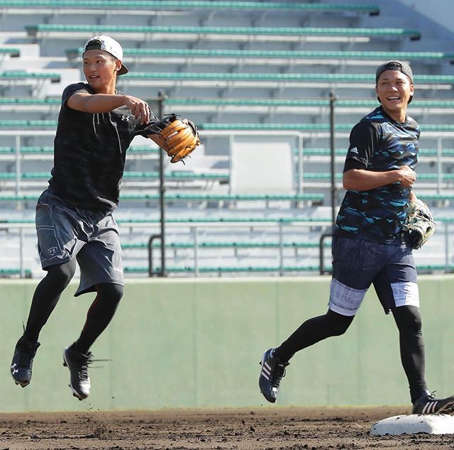 スポーツ報知 巨人取材班さんのツイート Instagram 巨人 二遊間でゲッツーの練習をする 坂本勇人 吉川尚輝 Photo By Takashi Tatsuta 撮影 竜田卓 18 01 14 沖縄 読売ジャイアンツ 読売巨人軍 ジャイアンツ 野球 自主トレ Baseball Yomiurigiants 報知 スポーツ報知 巨人取材班さんのツイート Instagram 巨人 二遊間でゲッツーの練習をする 坂本勇人 吉川尚輝 Photo By Takashi Tatsuta 撮影 竜田卓 18 01 14 沖縄 読売ジャイアンツ 読売巨人軍 ジャイアンツ 野球 自主トレ Baseball Yomiurigiants 報知