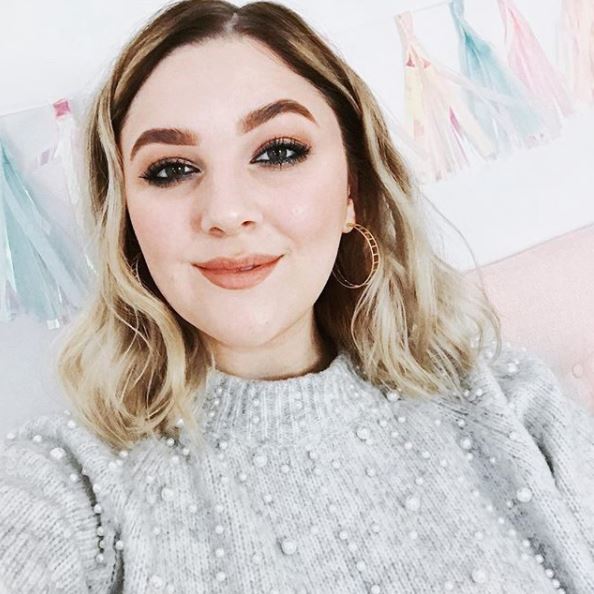 hottoolsprouk's tweet photo. Sunday Curl Crush: We adore how Alix @ICovetThee styles her short hair with loose lazy waves. Dreamy!
Pic credit: @ICovetThee https://t.co/3owfrMsFBb
#curls #curlcrush #haircrush #hairinspo #waves #lazywaves https://t.co/NZbtViKyp1