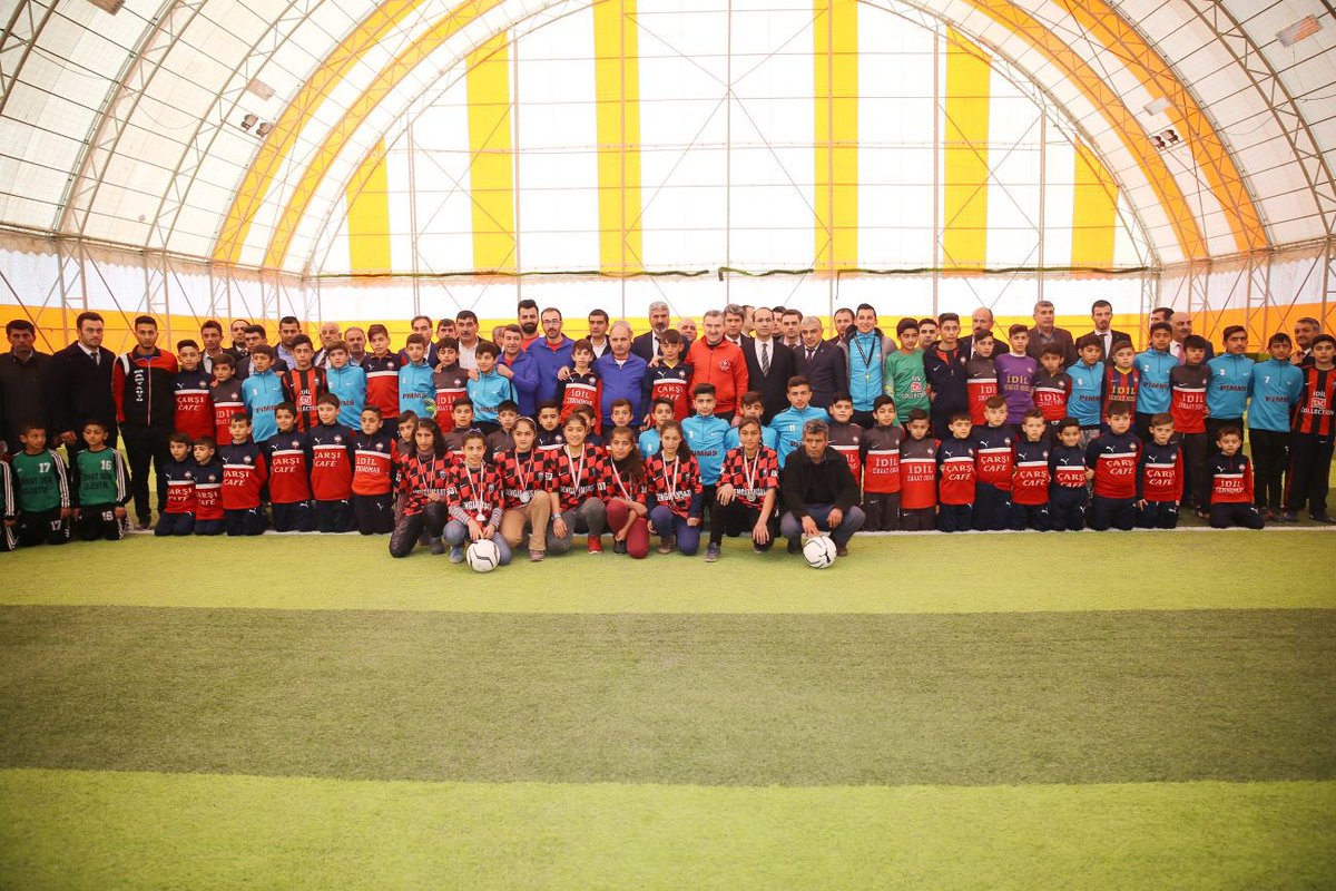 Sizlerle maç yapmak çok keyifliydi gençler.👏🏼

İdil’de birbirinden yetenekli gençlerimizle yaptığımız maç 1-1 bitti. Yine dostluk kazandı. Buralardan nice yıldızlar çıkacağına yürekten inanıyorum.