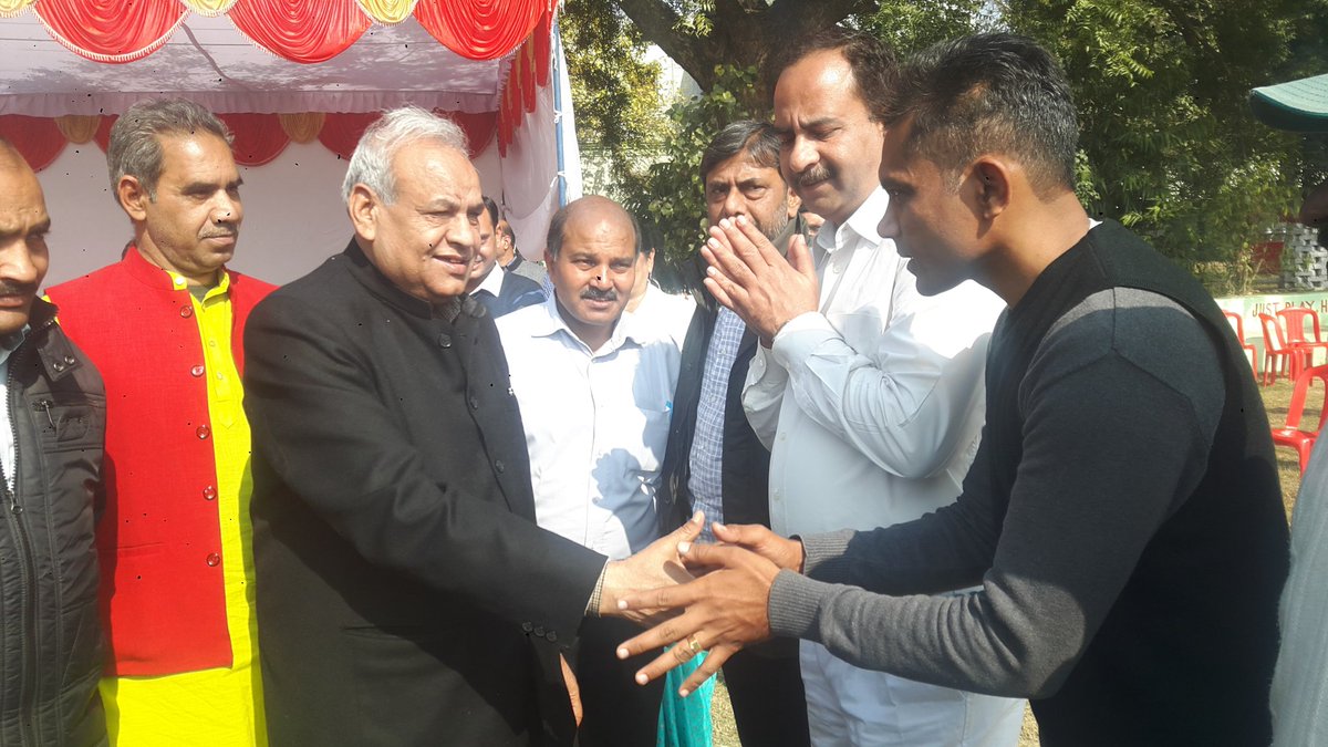 sdPachauri1's tweet image. #VSSD कानपुर के स्थापना दिवस पर कॉलेज की ओर से आयोजित खेल-कूद कार्यक्रम में मुख्य अतिथि के रूप में कॉलेज के खिलाड़ियों से हाथ मिलाकर उत्साहवर्धन कर टॉस कराकर खेल का शुभारंभ किया  । इस कार्यक्रम में मुख्य रूप से विधायक अभिजीत सांगा, एमएलसी अरुण पाठक जी उपस्थित रहे । #Cricket #bjym