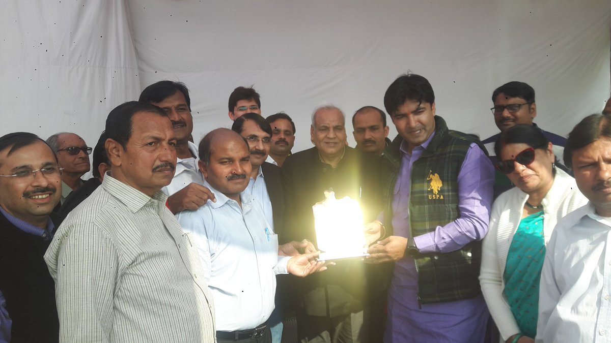 sdPachauri1's tweet image. #VSSD कानपुर के स्थापना दिवस पर कॉलेज की ओर से आयोजित खेल-कूद कार्यक्रम में मुख्य अतिथि के रूप में कॉलेज के खिलाड़ियों से हाथ मिलाकर उत्साहवर्धन कर टॉस कराकर खेल का शुभारंभ किया  । इस कार्यक्रम में मुख्य रूप से विधायक अभिजीत सांगा, एमएलसी अरुण पाठक जी उपस्थित रहे । #Cricket #bjym