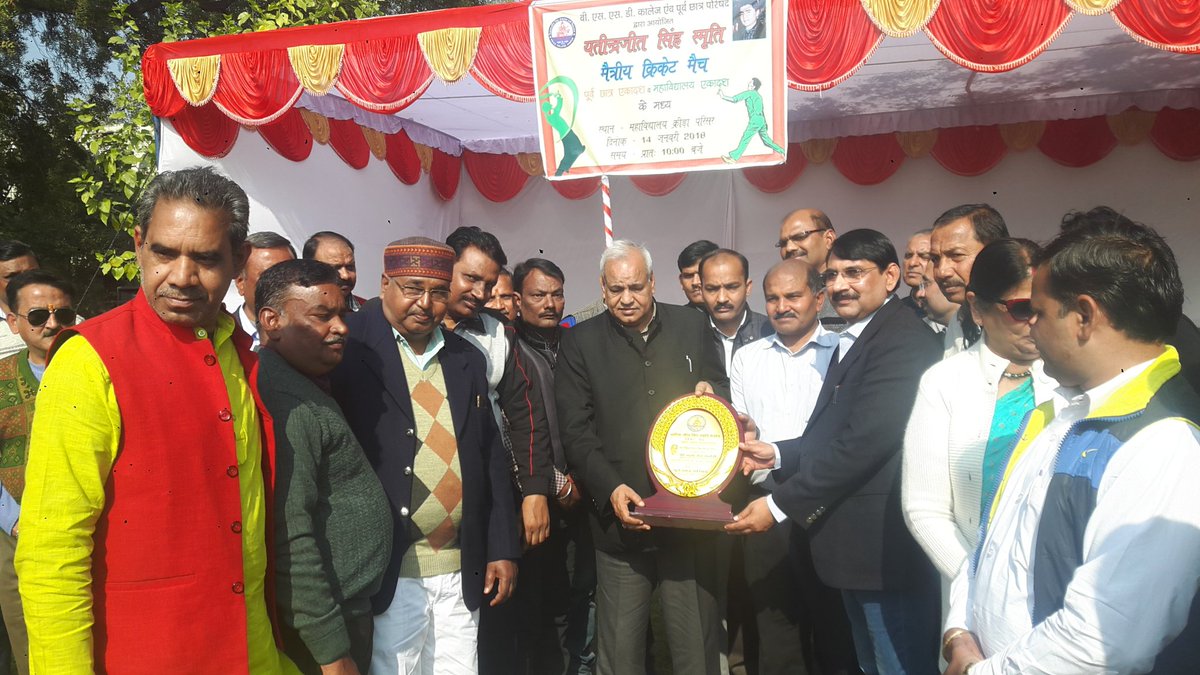 sdPachauri1's tweet image. #VSSD कानपुर के स्थापना दिवस पर कॉलेज की ओर से आयोजित खेल-कूद कार्यक्रम में मुख्य अतिथि के रूप में कॉलेज के खिलाड़ियों से हाथ मिलाकर उत्साहवर्धन कर टॉस कराकर खेल का शुभारंभ किया  । इस कार्यक्रम में मुख्य रूप से विधायक अभिजीत सांगा, एमएलसी अरुण पाठक जी उपस्थित रहे । #Cricket #bjym