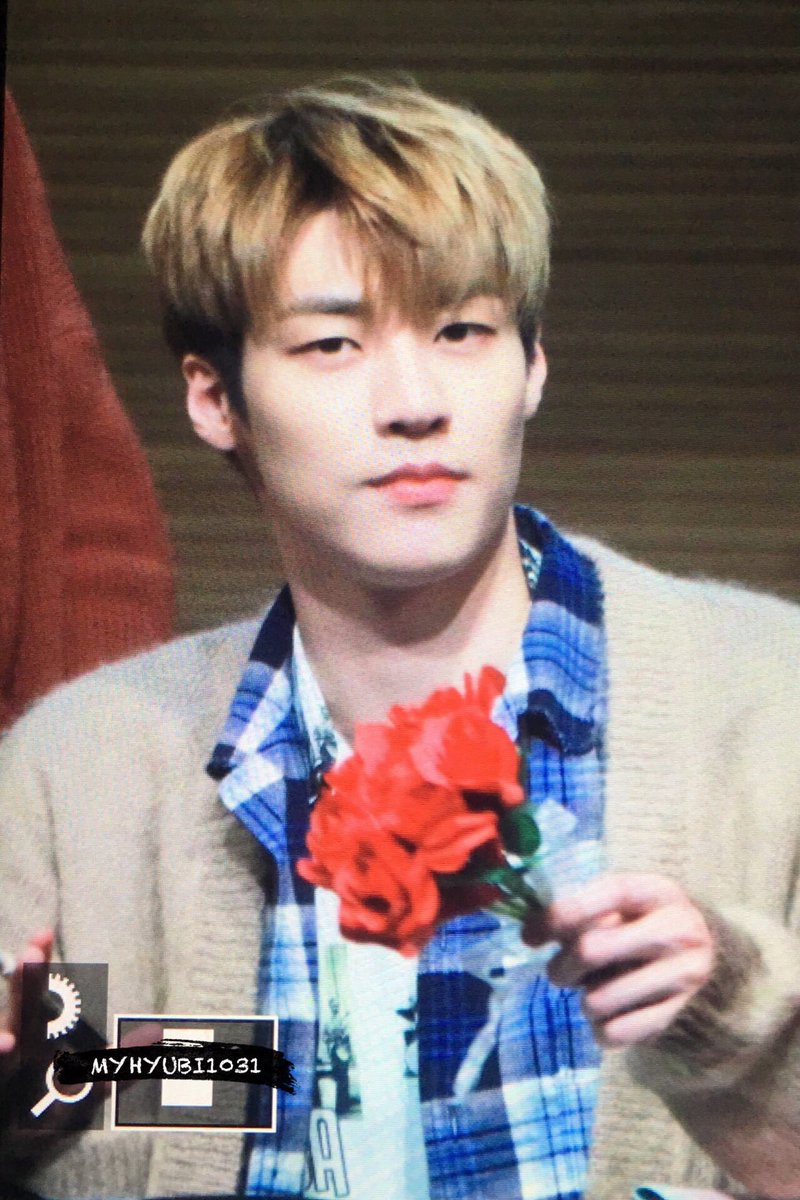 MyHyubi1031's tweet photo. 180114건대팬싸  #엔플라잉 #이승협 #제이던 #NFlying #승짱 #뜨거운감자 
@NFlyingofficial https://t.co/YqUVV5dpIb