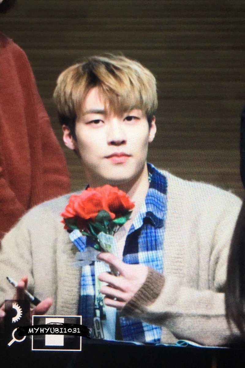 MyHyubi1031's tweet photo. 180114건대팬싸  #엔플라잉 #이승협 #제이던 #NFlying #승짱 #뜨거운감자 
@NFlyingofficial https://t.co/YqUVV5dpIb