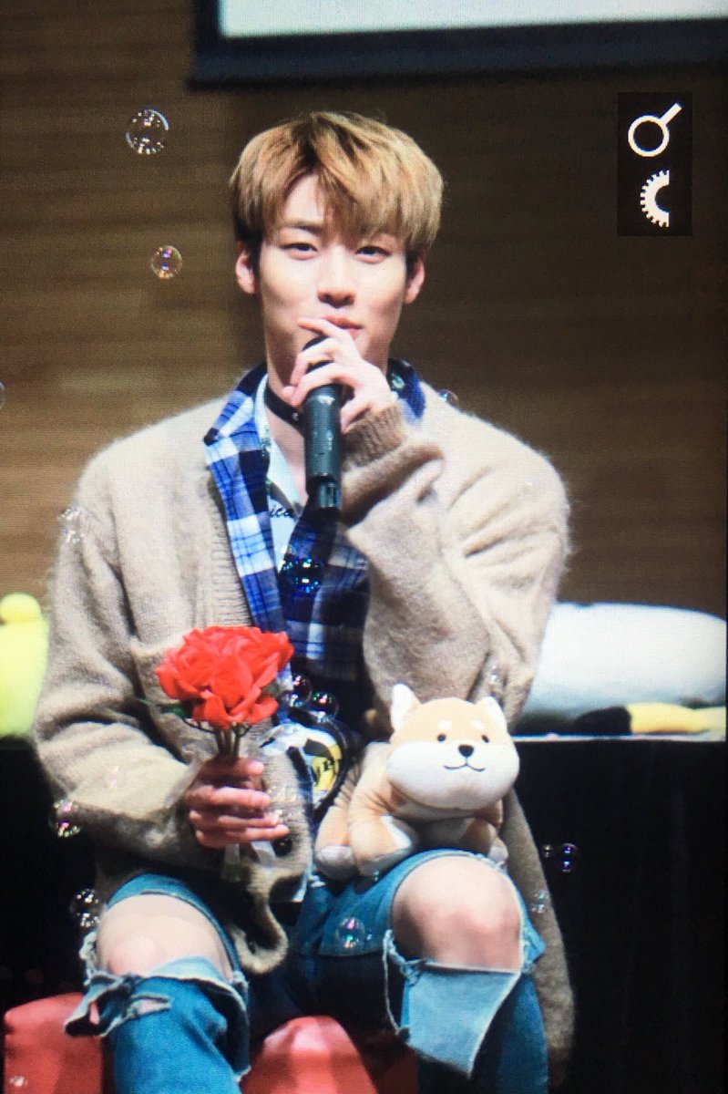 MyHyubi1031's tweet photo. 180114건대팬싸  #엔플라잉 #이승협 #제이던 #NFlying #승짱 #뜨거운감자 
@NFlyingofficial https://t.co/YqUVV5dpIb