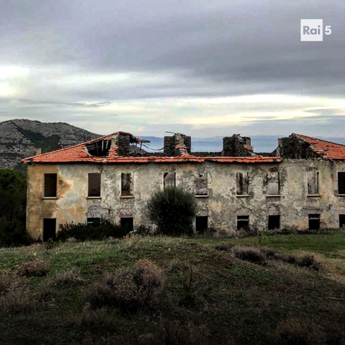 raicinque's tweet photo. Da #Gairo, città fantasma nel cuore dell’Ogliastra, fino ai paesaggi ancestrali sulla costa ovest. Stasera alle 21.15, nell’ultimo episodio di #GhostTown, #SandroGiordano compie un viaggio alla scoperta della #Sardegna più nascosta, quella dei suoi luoghi abbandonati. https://t.co/LtI4y3R3NB