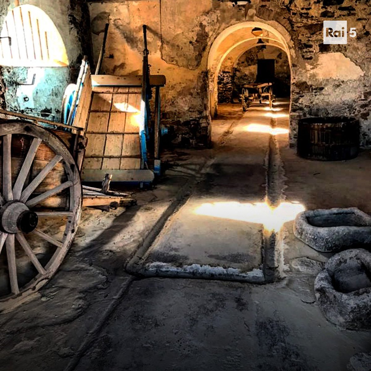 raicinque's tweet photo. Da #Gairo, città fantasma nel cuore dell’Ogliastra, fino ai paesaggi ancestrali sulla costa ovest. Stasera alle 21.15, nell’ultimo episodio di #GhostTown, #SandroGiordano compie un viaggio alla scoperta della #Sardegna più nascosta, quella dei suoi luoghi abbandonati. https://t.co/LtI4y3R3NB